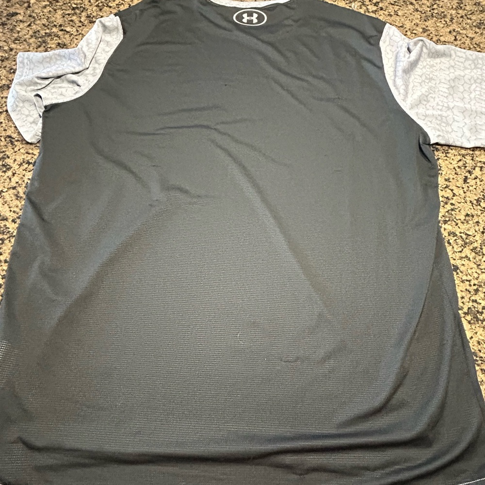 Under Armour Men's Charcoal and Light Gray Short Sleeve Tee